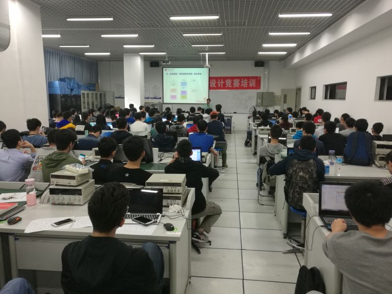 587329c25734f.jpg 寒假培训第一天董老师讲解.jpg