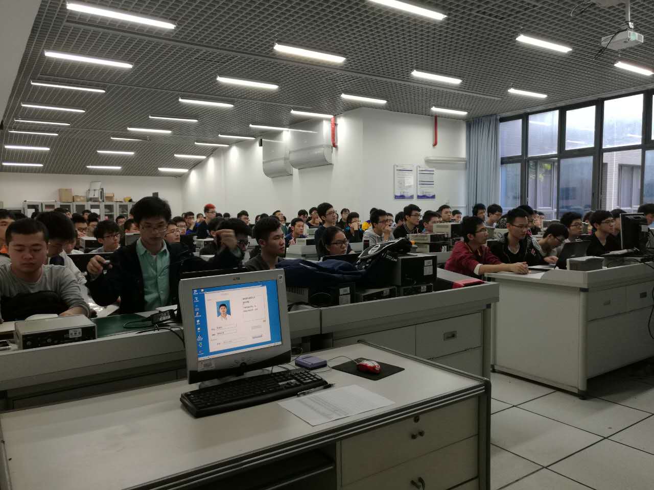 587329decaea4.jpg 寒假培训现场.jpg