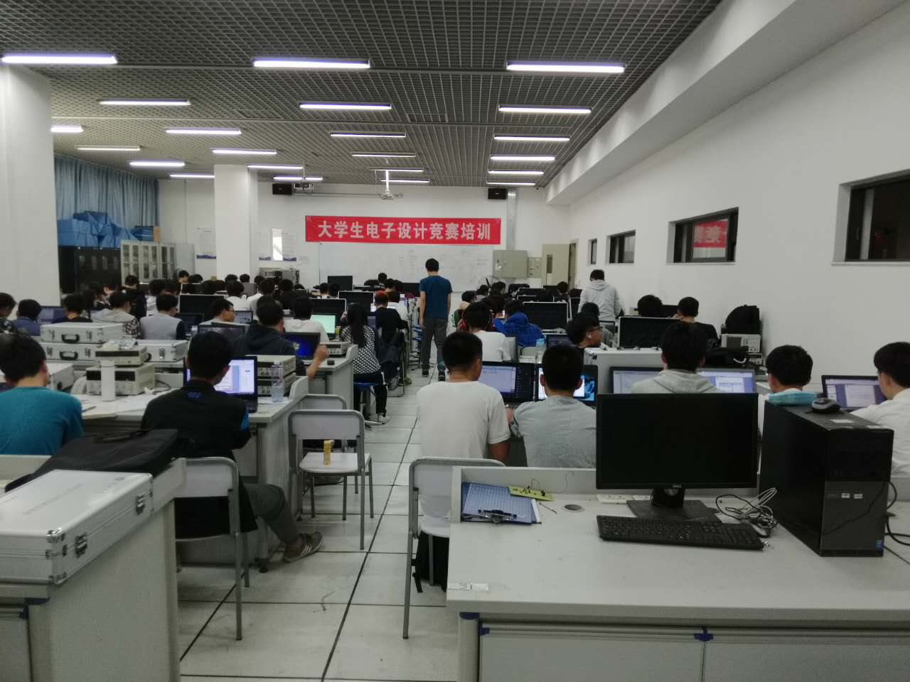 58748eac7d5f7.jpg 寒假培训第四天STM32实验箱练习.jpg