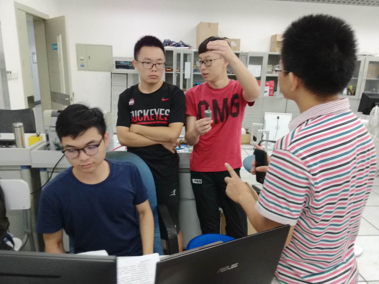 梁老师指导学生.jpg