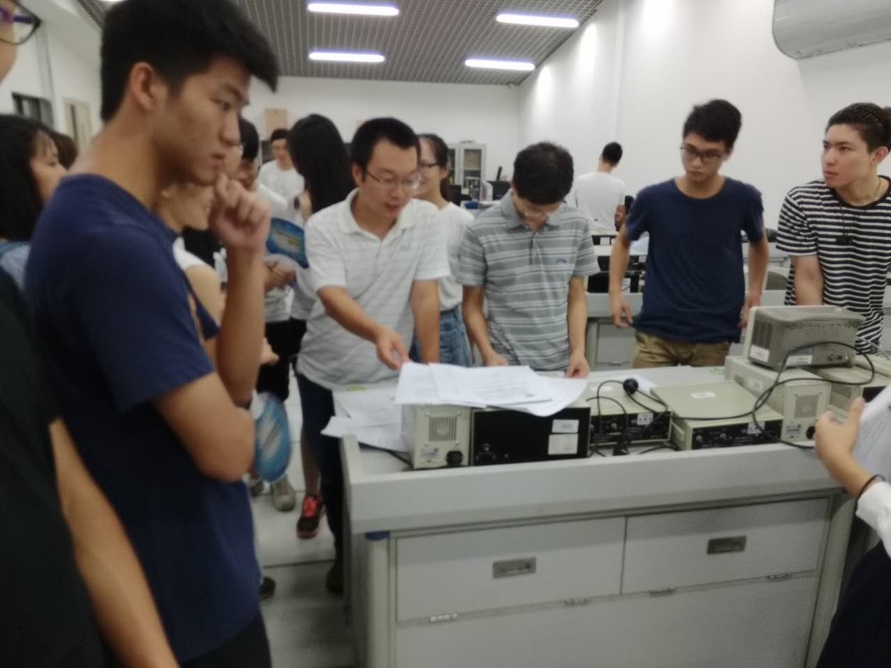 董老师李老师指导学生.jpg